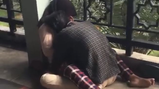 Viral Video Pasangan Remaja Mesum di Alun-alun Gresik, Warganet Ikut Gregetan