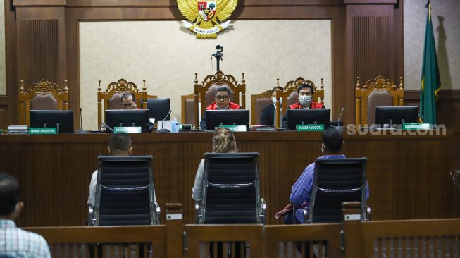 Aktris Nia Ramadhani dan sang suami, Ardie Bakrie saat menjalani sidang kasus narkoba di Pengadilan Negeri Jakarta Pusat, Kamis (23/12/2021). [Suara.com/Alfian Winanto]