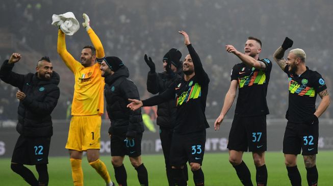 Pelatih Inter Milan Italia Simone Inzaghi (kiri) menyapa para pemain di akhir pertandingan sepak bola Serie A Italia antara Inter melawan Torino di Stadion Giuseppe Meazza, Kamis (23/12/2021) dini hari WIB.Miguel MEDINA / AFP