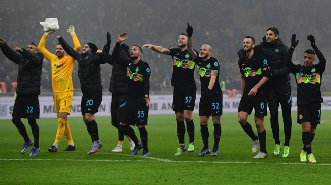 Para pemain Inter Milan menyapa fans di akhir pertandingan sepak bola Serie A Italia antara Inter melawan Torino di Stadion Giuseppe Meazza, Kamis (23/12/2021) dini hari WIB. Miguel MEDINA / AFP