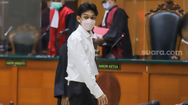 Selebgram Gaga Muhammad saat menjalani sidang kasus kecelakaan lalu lintas di Pengadilan Negeri Jakarta Timur, Kamis (23/12/2021). [Suara.com/Alfian Winanto]