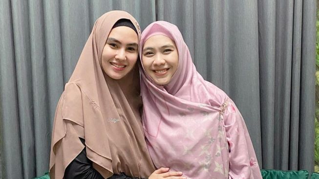 potret Oki Setiana Dewi dengan artis lain. [Instagram/okisetianadewi]