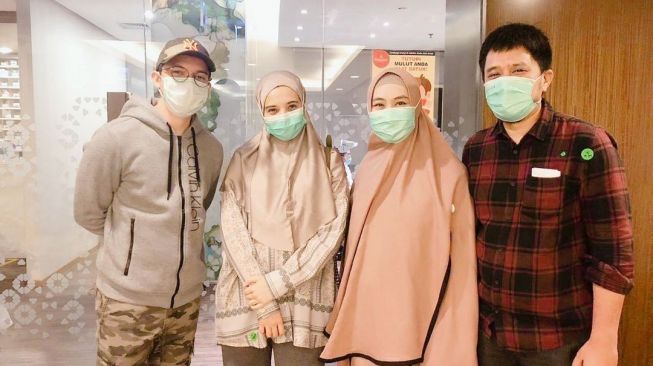 potret Oki Setiana Dewi dengan artis lain. [Instagram/okisetianadewi]