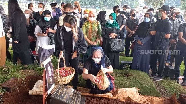 Prosesi pemakaman ayah Nirina Zubir, Zubir Amin [Suara.com/Adiyoga Priyambodo]