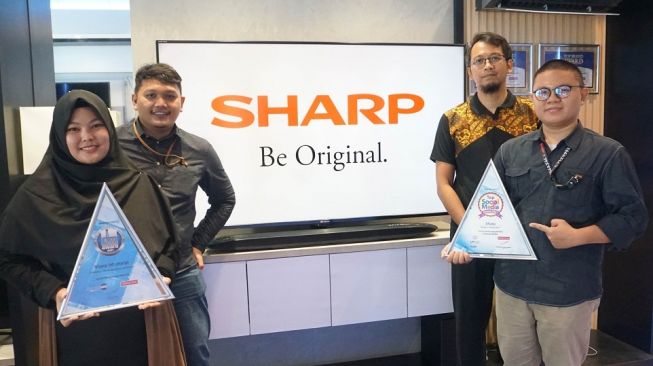 Tim Digital Sharp Indonesia menerima penghargaan. [Sharp Indonesia]