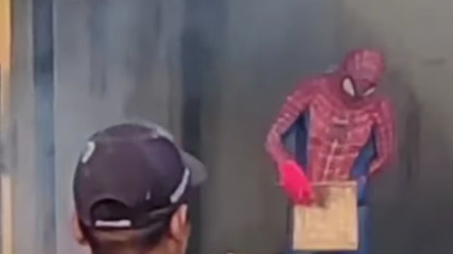 Viral, Pedagang Sate yang Unik, Netizen: Spider-Man Alih Profesi