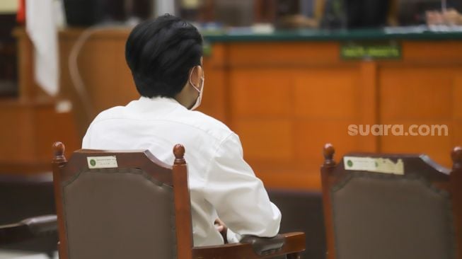 Selebgram Gaga Muhammad saat menjalani sidang kasus kecelakaan lalu lintas di Pengadilan Negeri Jakarta Timur, Kamis (23/12/2021). [Suara.com/Alfian Winanto]