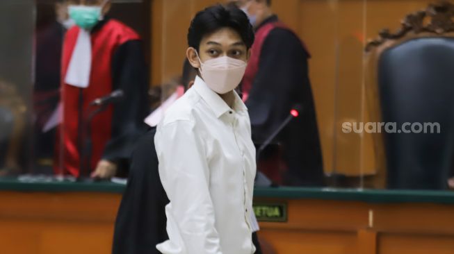 Selebgram Gaga Muhammad saat menjalani sidang kasus kecelakaan lalu lintas di Pengadilan Negeri Jakarta Timur, Kamis (23/12/2021). [Suara.com/Alfian Winanto]