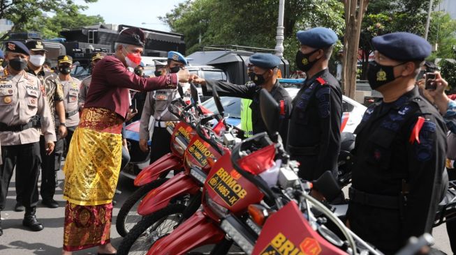 Gubernur Jawa Tengah Ganjar Pranowo mengenakan pakaian adat bali. [Dok Pemprov Jateng]