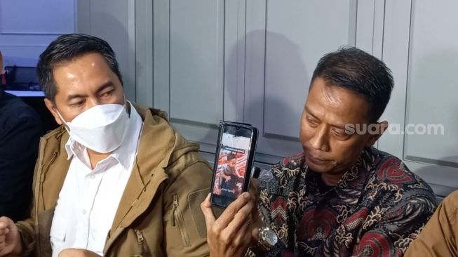 Doddy Sudrajat bersama Sunan Kalijaga ditemui di kawasan Brawijaya, Jakarta Selatan pada Kamis (23/12/2021) [Suara.com/Adiyoga Priyambodo]