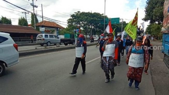 Kocak! Buruh Jateng Geruduk Kantor Ganjar Pranowo Memakai Daster, Apa Artinya?