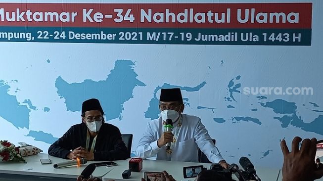 Khatib Aam Pengurus Besar Nahdlatul Ulama (PBNU) KH Yahya Cholil Staquf alias Gus Yahya (kanan) mengaku percaya diri akan dipilih atau didukung Rais Aam untuk menjadi Ketum PBNU selanjutnya. (Suara.com/Bagaskara)