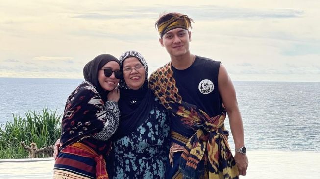 Lesti Kejora dan ibu mertua. (Instagram/@rizkybillar)