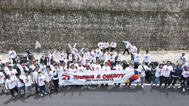 Rayakan HUT Ke-31, JNE Yogyakarta Touring Sambil Berkegiatan Sosial