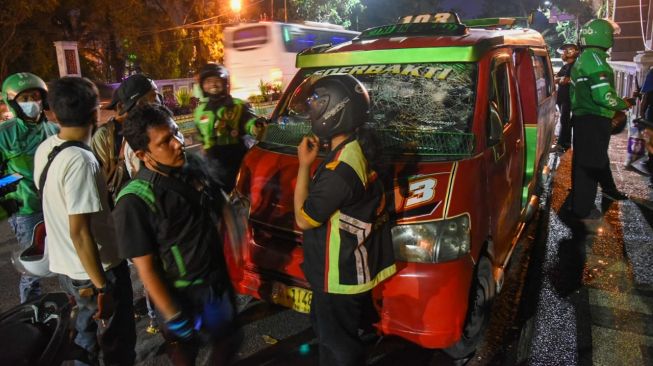 Sopir Angkot Terjun ke Sungai Usai Tabrak Pengendara di Medan