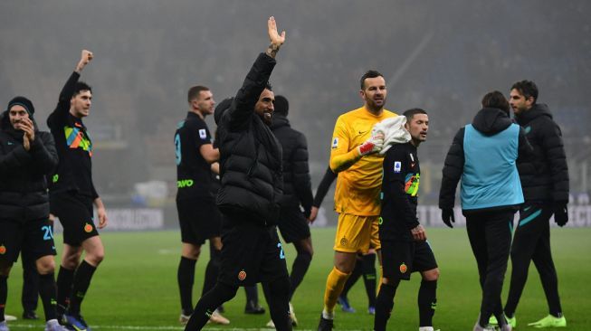 Para pemain Inter Milan menyapa fans di akhir pertandingan sepak bola Serie A Italia antara Inter melawan Torino di Stadion Giuseppe Meazza, Kamis (23/12/2021) dini hari WIB. Miguel MEDINA / AFP
