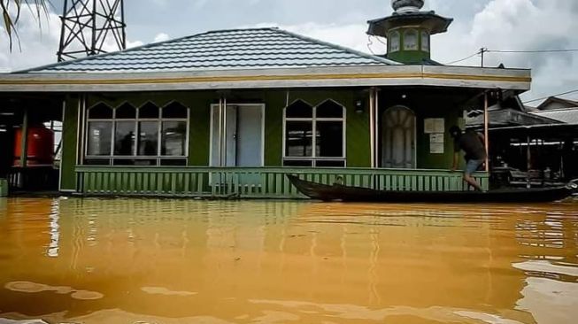 Sudah Satu Bulan Lebih Warga Desa Pahalatan Dikepung Banjir