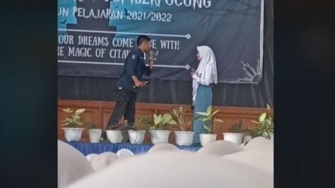 Viral Ketua OSIS Menyatakan Perasaan ke Gebetan di Panggung, Warganet: Mental Baja!