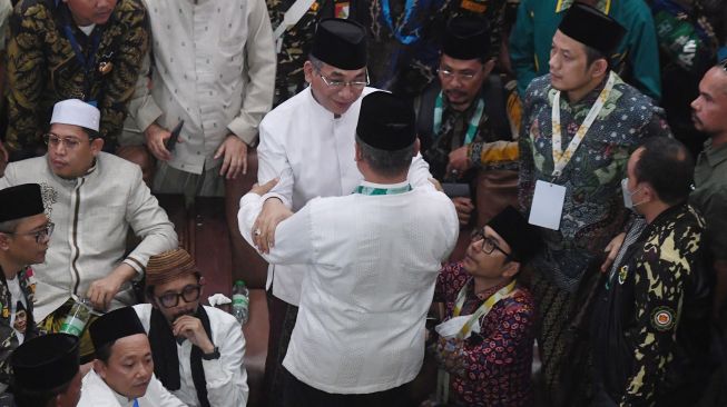 Ketua Umum PBNU terpilih Yahya Cholil Staquf (tengah) menerima ucapan selamat usai pemilihan Ketua Umum PBNU pada Muktamar Nahdlatul Ulama (NU) ke-34 di Universitas Lampung, Lampung, Jumat (24/12/2021). ANTARA FOTO/Hafidz Mubarak
