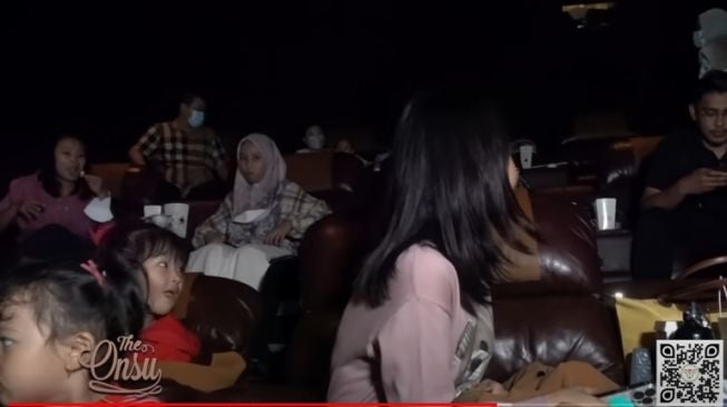 Momen Sarwendah sewa satu studio bioskop. [Youtube/The Onsu Family]