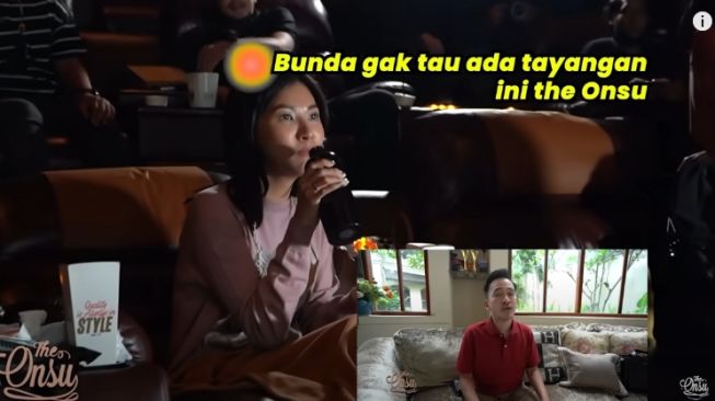 Momen Sarwendah sewa satu studio bioskop. [Youtube/The Onsu Family]