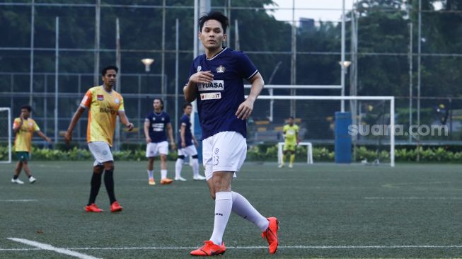 Aksi Aktor Ben Kasyafani bermain sepak bola saat laga persahabatan antara Selebritis FC vs AIFC Garuda Putih di Lapangan ABC Senayan, Jakarta Pusat, Jumat (24/12/2021). [Suara.com/Alfian Winanto]