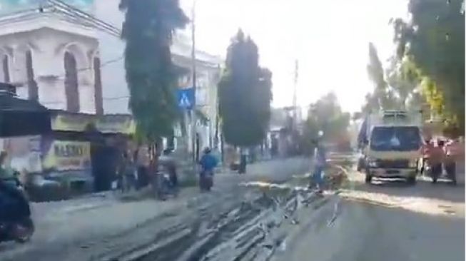 Viral Tangki Truk Sedot WC Bocor, Warganet Berharap Hujan Deras
