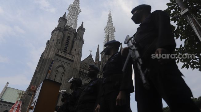 Personel Brimob Sterilisasi Gereja Katedral Bogor