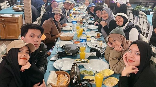 Keluarga Hermansyah dan Gen Halilintar di Turki. [Instagram/@genhalilintar]