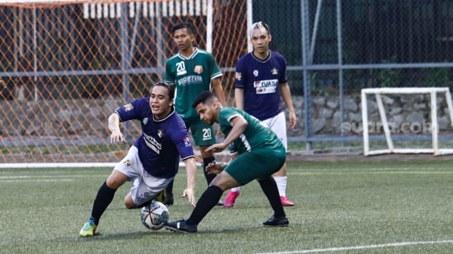 Aksi Presenter Billy Syahputra bermain sepak bola saat laga persahabatan antara Selebritis FC vs AIFC Garuda Putih di Lapangan ABC Senayan, Jakarta Pusat, Jumat (24/12/2021). [Suara.com/Alfian Winanto]