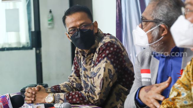 Ayah Vanessa Angel, Doddy Sudrajat saat jumpa pers di Kantor Komnas Perlindungan Anak, Pasar Rebo, Jakarta Timur, Jumat (24/12/2021). [Suara.com/Alfian Winanto]