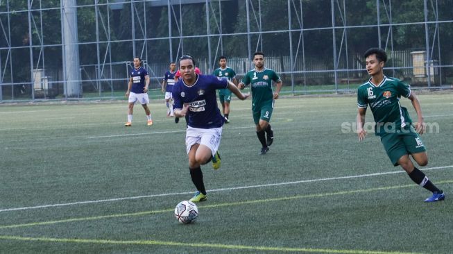 Aksi Presenter Billy Syahputra bermain sepak bola saat laga persahabatan antara Selebritis FC vs AIFC Garuda Putih di Lapangan ABC Senayan, Jakarta Pusat, Jumat (24/12/2021). [Suara.com/Alfian Winanto]