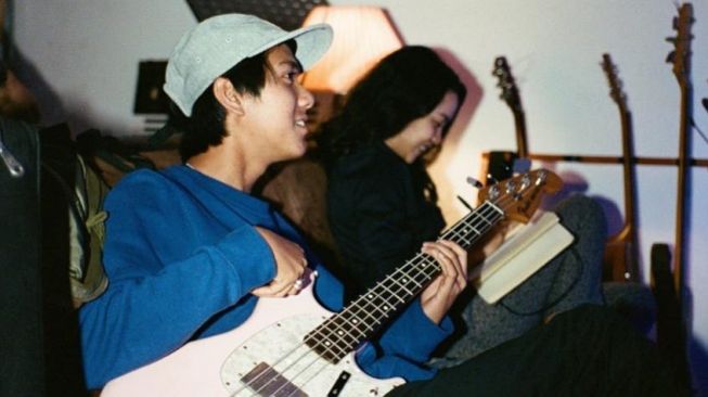 Iqbaal dan vokalisnya, Rinrin. [Instagram/iqbaal.e]