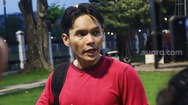 Aktor Ben Kasyafani saat ditemui di Lapangan ABC Senayan, Jakarta Pusat, Jumat (24/12/2021). [Suara.com/Alfian Winanto]
