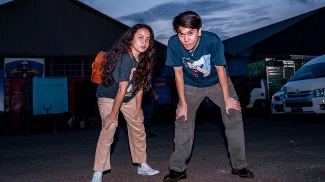 Iqbaal dan vokalisnya, Rinrin. [Instagram/iqbaal.e]