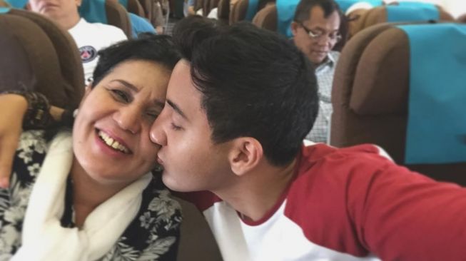 Aron Ashab dan ibunda. [Instagram/@aronashab]