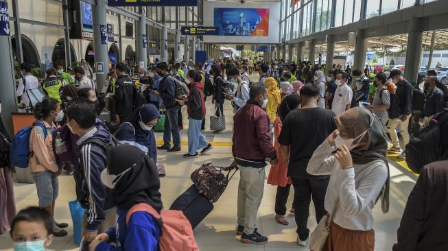 Penumpang antre untuk memasuki area peron di Stasiun Pasar Senen, Jakarta, Jumat (24/12/2021).  ANTARA FOTO/Galih Pradipta