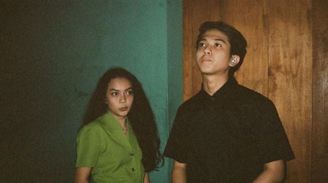 Iqbaal dan vokalisnya, Rinrin. [Instagram/iqbaal.e]