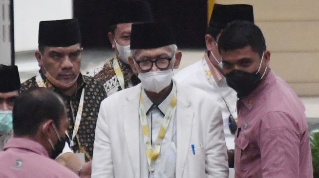 Rais Aam PBNU terpilih KH Miftachul Akhyar menghadiri Muktamar ke-34 Nahdlatul Ulama (NU) di Universitas Lampung, Lampung, Jumat (24/12/2021) dini hari.  ANTARA FOTO/Hafidz Mubarak A