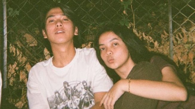 Iqbaal dan vokalisnya, Rinrin. [Instagram/iqbaal.e]