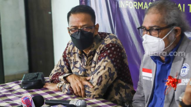 Vanessa Angel's father, Doddy Sudrajat during a press conference at the National Commission for Child Protection, Pasar Rebo, East Jakarta, Friday (12/24/2021). [Suara.com/Alfian Winanto]