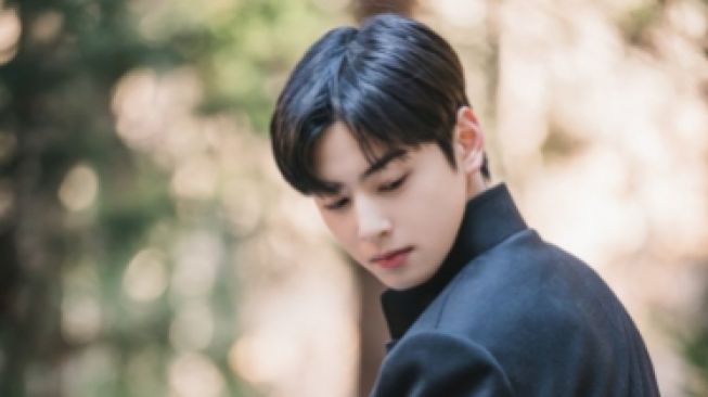 Cha Eunwoo Irit Senyum di Event Louis Vuitton Dipuji Bikin Silau Saking  Tampannya