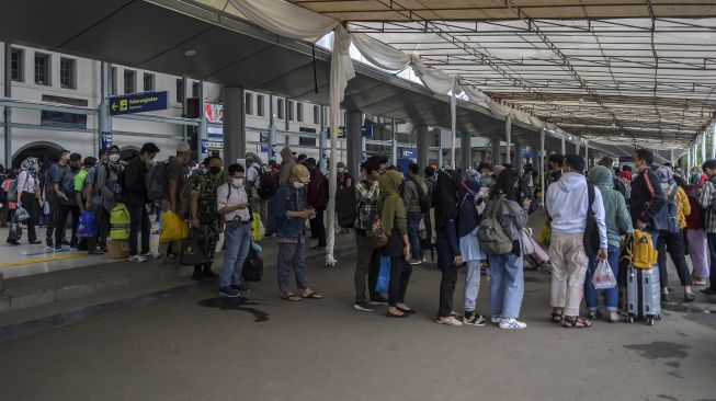 Penumpang antre untuk memasuki area peron di Stasiun Pasar Senen, Jakarta, Jumat (24/12/2021).  ANTARA FOTO/Galih Pradipta
