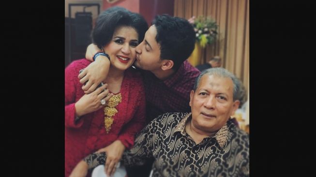 Aron Ashab dan ibunda. [Instagram/@aronashab]