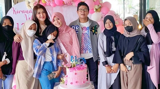 Momen Andika Kangen Band dan Mantan Istri rayakan ultah anak. (Instagram/@bunganiari_)