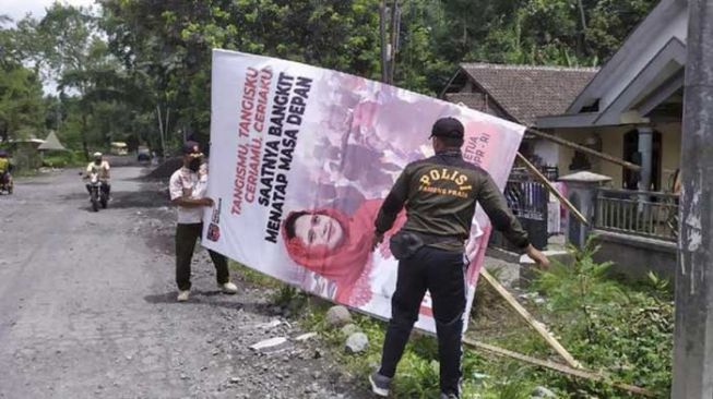  Satpol PP copot puluhan baliho Puan Maharani di desa terdampak erupsi Gunung Semeru. [Dok Satpol PP Lumajang]