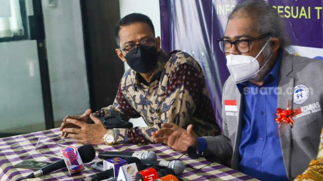 Ayah Vanessa Angel, Doddy Sudrajat saat jumpa pers di Kantor Komnas Perlindungan Anak, Pasar Rebo, Jakarta Timur, Jumat (24/12/2021). [Suara.com/Alfian Winanto]