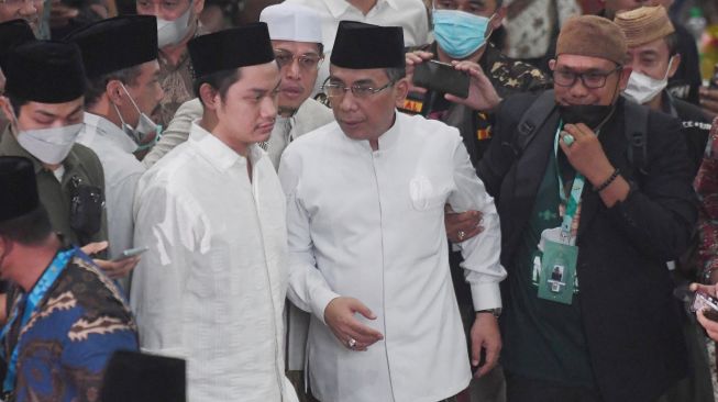 Ketua Umum PBNU terpilih Yahya Cholil Staquf (tengah) berjalan usai pemilihan Ketua Umum PBNU pada Muktamar Nahdlatul Ulama (NU) ke-34 di Universitas Lampung, Lampung, Jumat (24/12/2021). ANTARA FOTO/Hafidz Mubarak