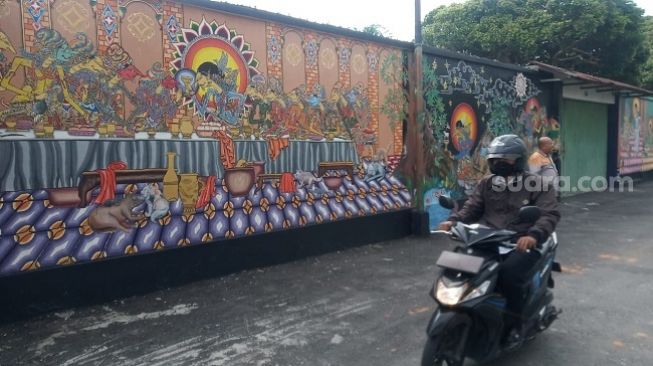 Keren! Sambut Natal, Seniman Magelang Kreasikan Mural Wayang Bertema Kristus