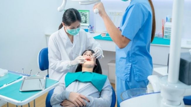 Kenali Penyebab Lapisan Putih di Gusi Setelah Cabut Gigi 